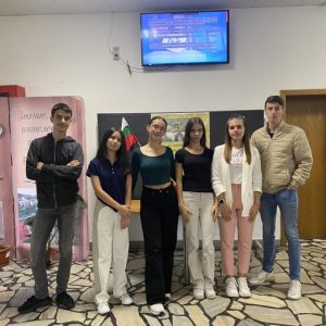 Младшите посланици на Европейския парламент с призив към дванадесетокласниците от Ботев за по-висока активност в местни избори