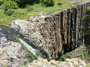 Уникалните скали до водопада на сътворението