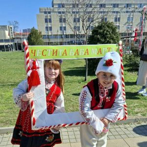 Баба Марта закичи с мартеници децата в Кърджали