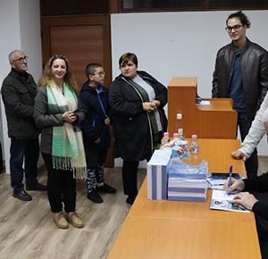 В читалище „Юмер Лютфи“ представиха новата поетична книга „Vatan Neresi?“ на Хашим Семерджи