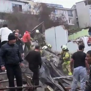 Две сгради рухнаха в Истанбул: Изваждат хора изпод отломките