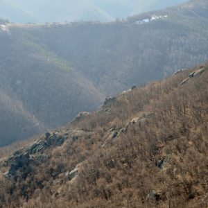 Дестинация Черноочене: Скалните ниши и пещерите край Ночево