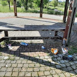 Една занемарена и разбита беседка в парк „Арпезос Север 2“ в Кърджали