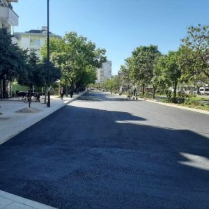 Локалното платно на булевард „Христо Ботев“ до сватбения салон във „Възрожденци“ след полагането на първия пласт асфалт