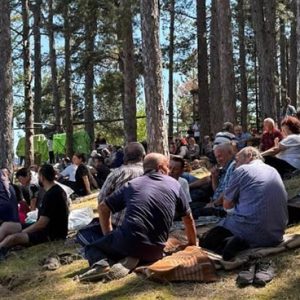Молебен в Комунига обедини поколенията в подножието на връх Асара