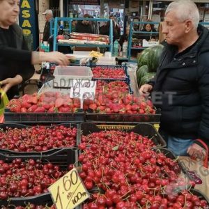 Плодовете за богатите на Пазара в Кърджали поевтиняха, още не са достъпни за бедните