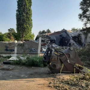 Събарят Младежкия дом в парк „Горубсо“ в Кърджали (Снимки)