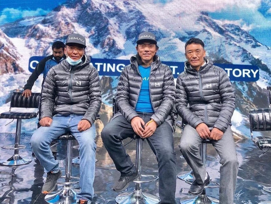 Трима от десетимата непалци